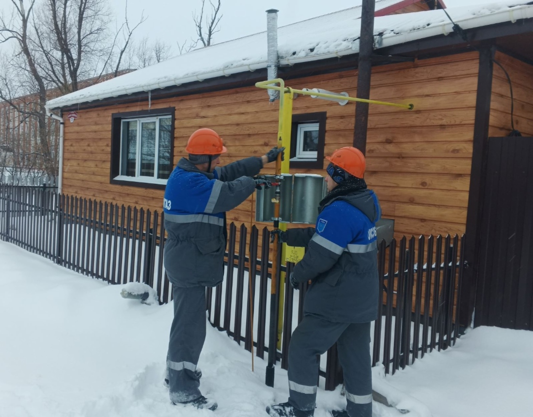 Работники «Омскоблгаз» выполняют подключение домовладения