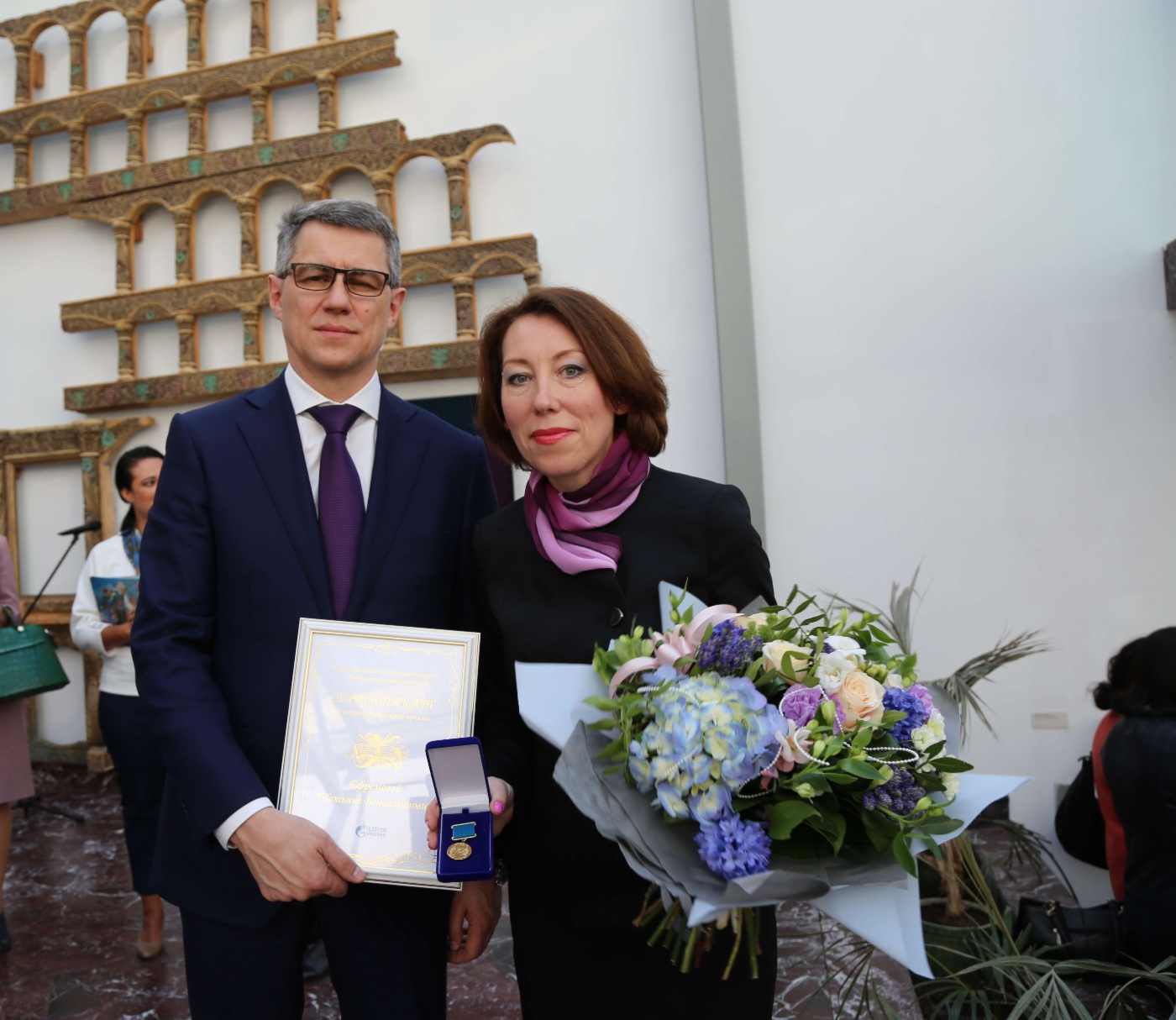 Главный инженер — первый заместитель генерального директора ООО «Газпром трансгаз Москва» Сергей Марченко с лауреатом Премии, заведующей отделом Липецкой областной универсальной научной библиотеки Ефремовой Татьяной Вениаминовной за проект по созданию электронного полнотекстового ресурса «Память Вечного огня: памятные места Великой Отечественной войны в Липецкой области»