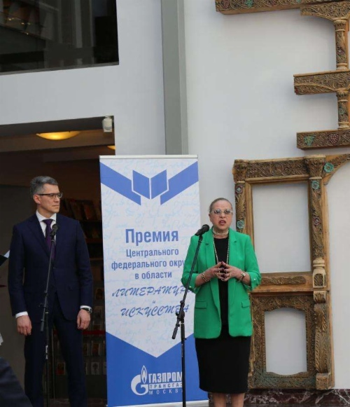 Главный инженер — первый заместитель генерального директора ООО «Газпром трансгаз Москва» Сергей Марченко с Александрой Пермяковой — председателем Конкурсной комиссии Премии, народной артисткой РФ, художественным руководителем Государственного академического русского народного хора имени Пятницкого на награждении лауреатов Главный инженер — первый заместитель генерального директора ООО «Газпром трансгаз Москва» Сергей Марченко с Александрой Пермяковой — председателем Конкурсной комиссии Премии, народной артисткой РФ, художественным руководителем Государственного академического русского народного хора имени Пятницкого на награждении лауреатов