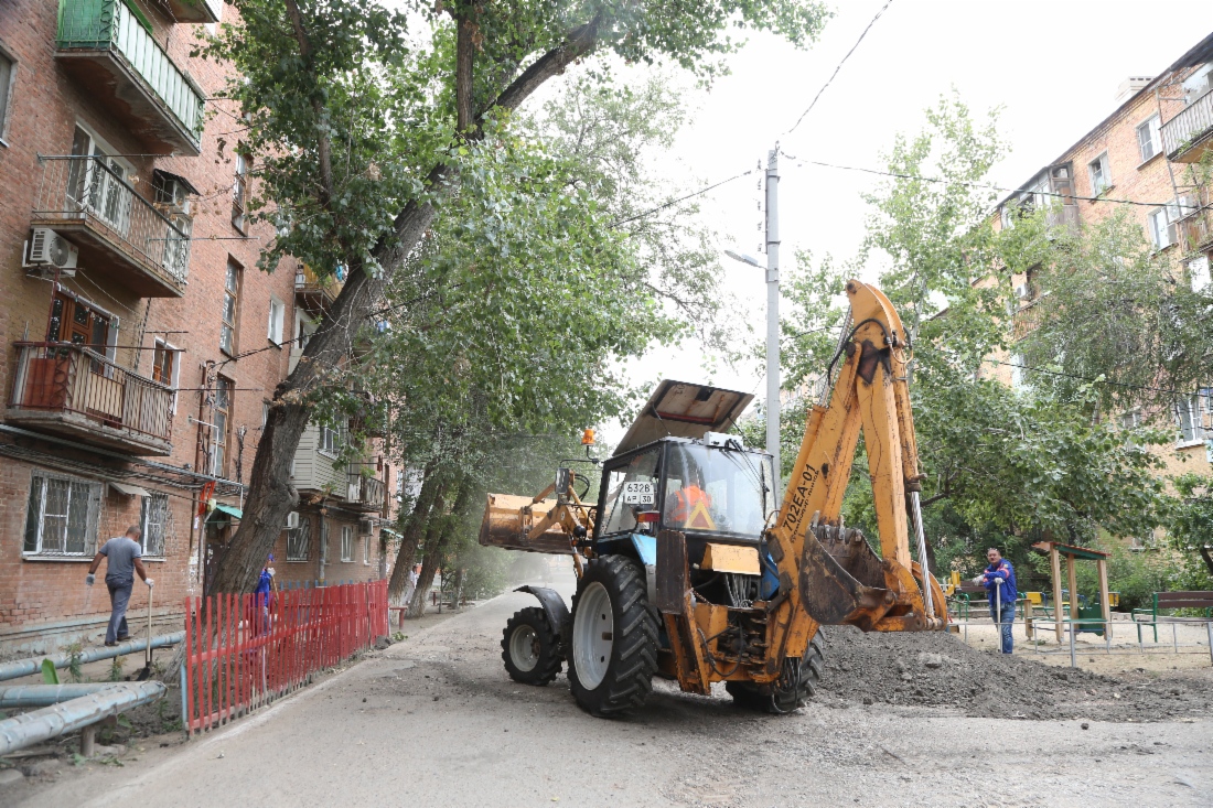 Работа крупной техники во дворе дома