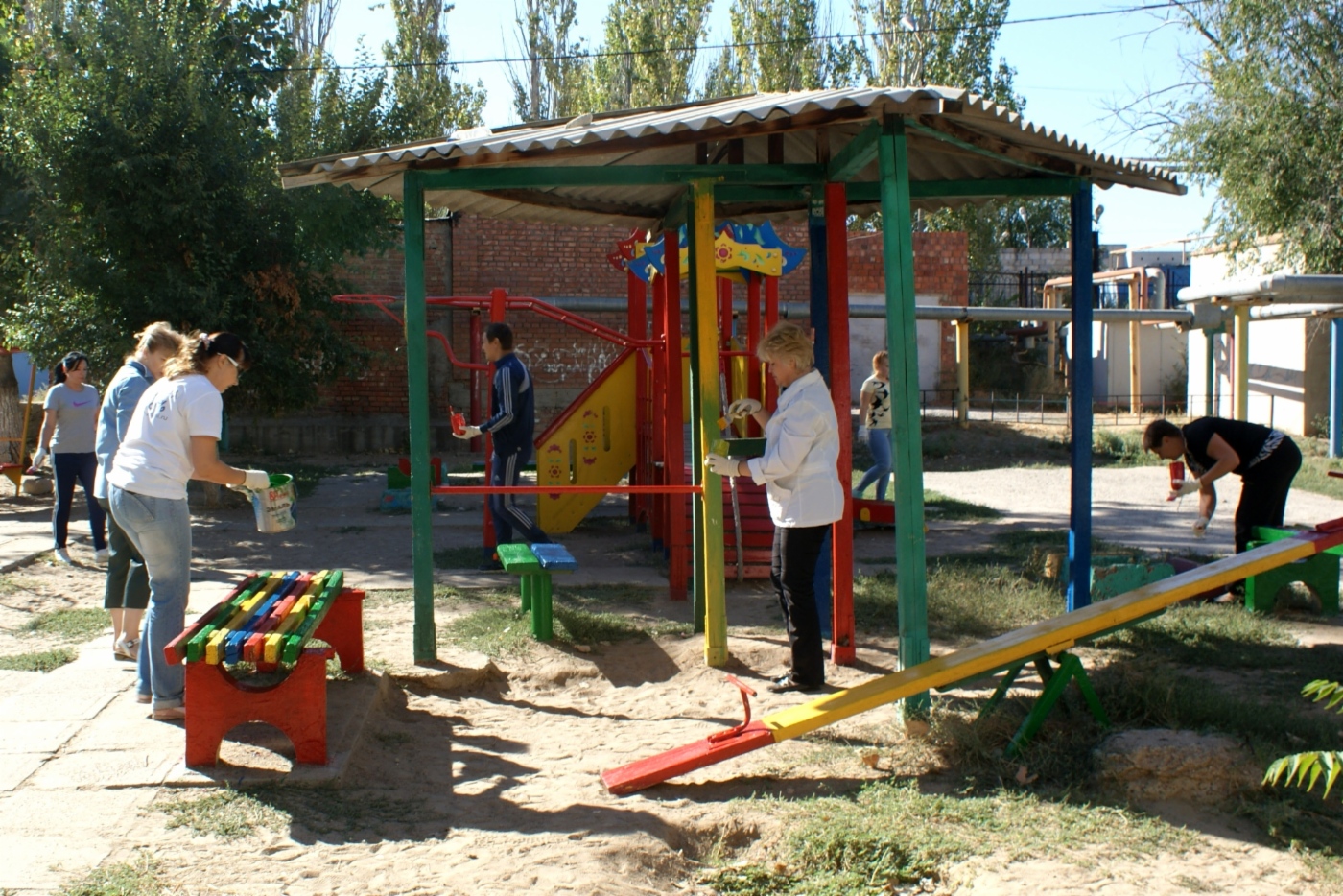 Детская площадка засияет новыми красками