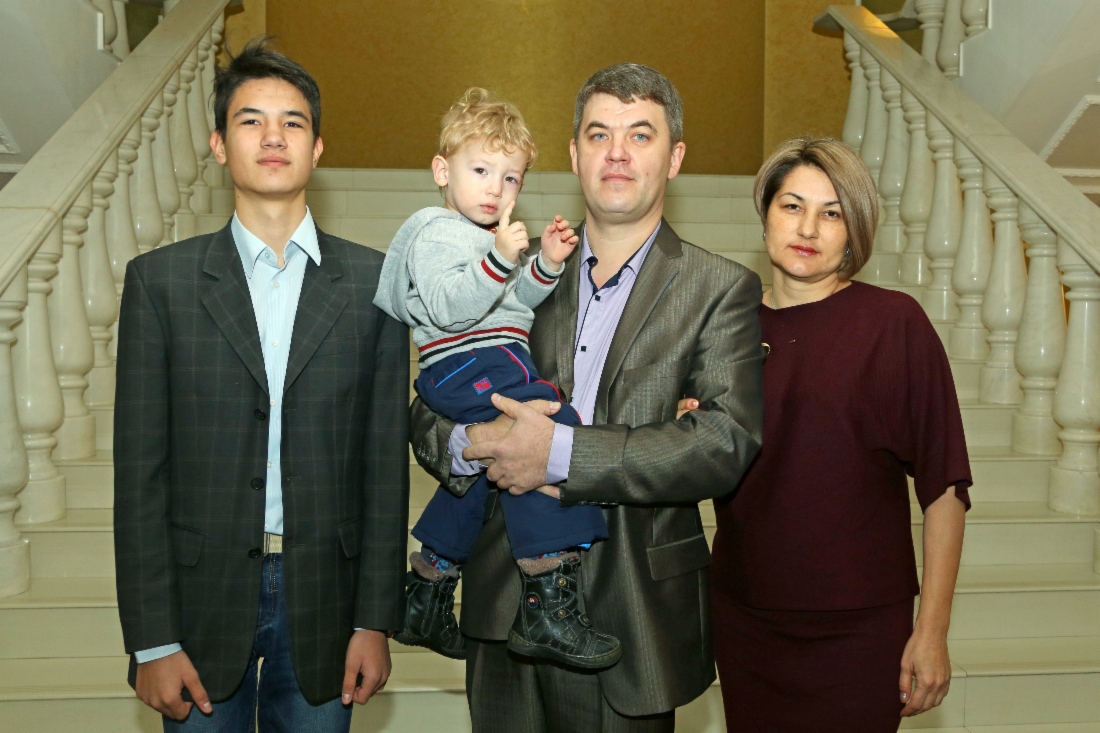 Семья Кучапиных пришла на церемонию награждения вчетвером: старший сын Егор сдавал зачет в университете