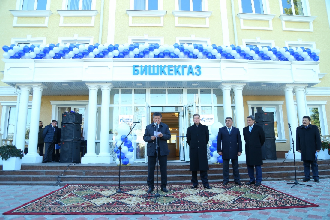 Премьер-министр Киргизской Республики Сооронбай Жээнбеков (слева) во время открытия нового офисного здания самого крупного филиала ОсОО «Газпром Кыргызстан» — «Бишкекгаз»