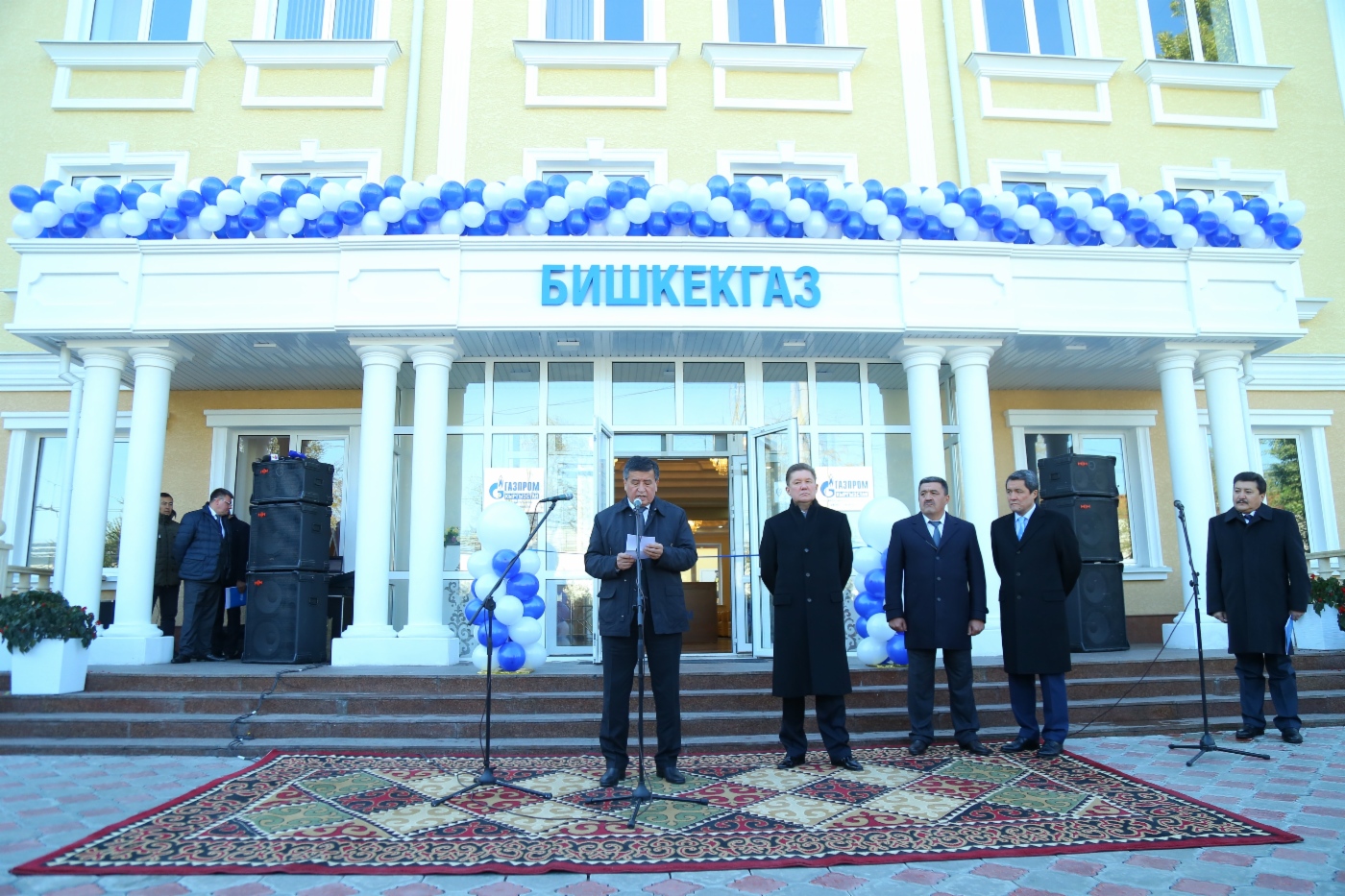 Премьер-министр Киргизской Республики Сооронбай Жээнбеков (слева) во время открытия нового офисного здания самого крупного филиала ОсОО «Газпром Кыргызстан» — «Бишкекгаз»
