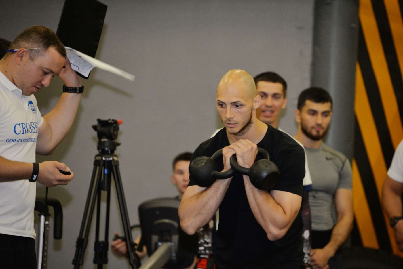 На одном из этапов при прохождении полосы препятствий мужчинам надо было выполнить комплекс упражнений с гирями