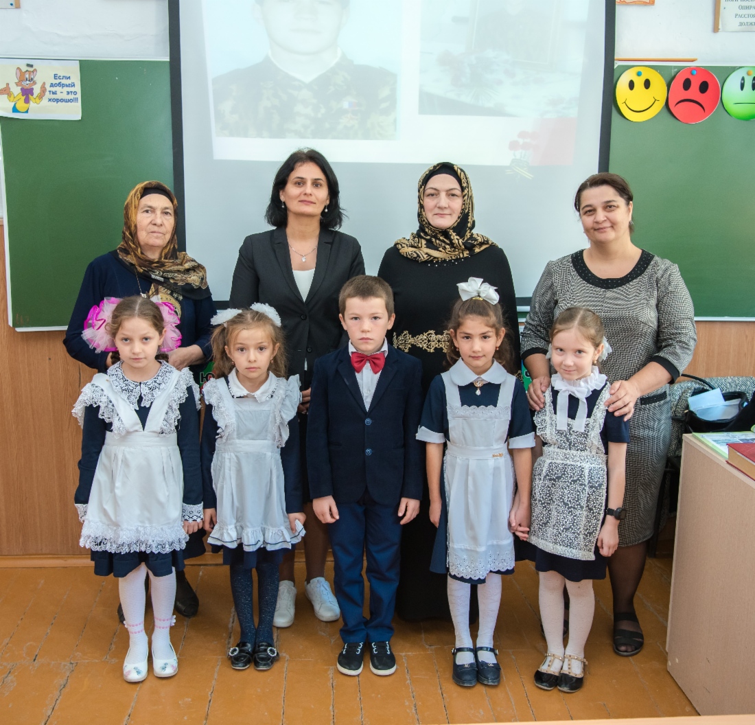 Ученики и руководство СОШ № 2 села Верхнее Казанище Буйнакского района Республики Дагестан