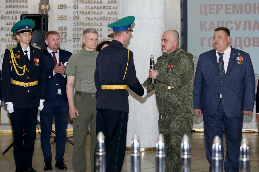 Трогательный момент церемонии — передача капсул с землей для увековечивания подвига