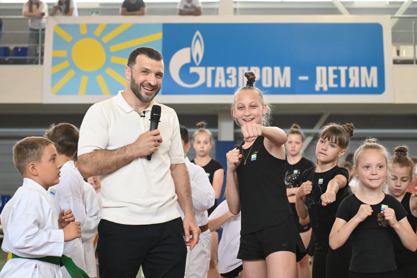 Спортсмены слушали тренера, чтобы четко выполнить упражнения