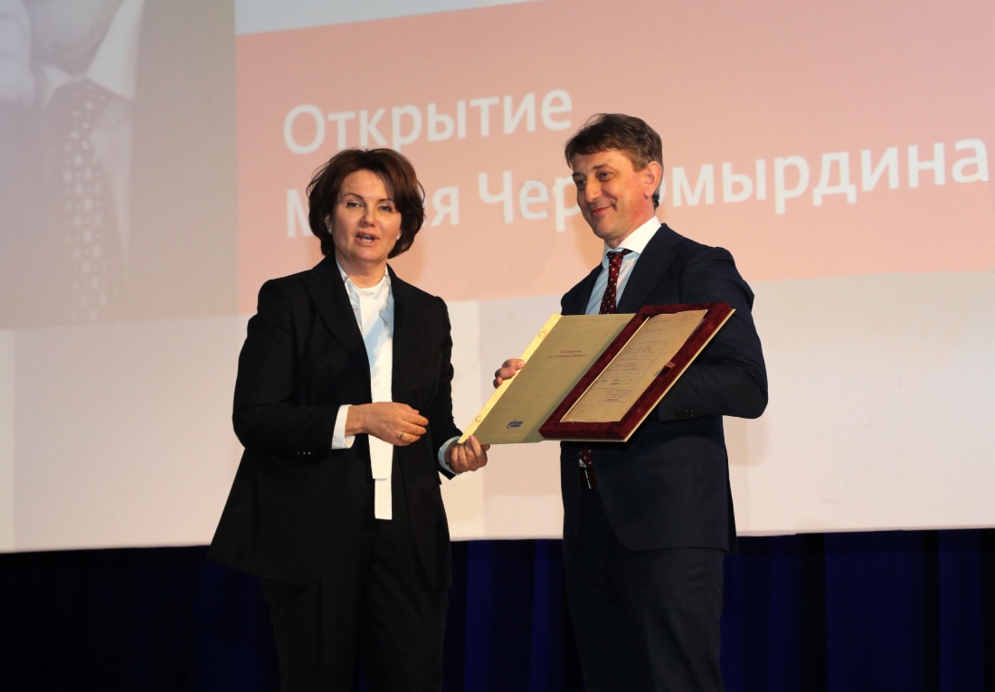 Генеральный директор ООО «Газпром добыча Оренбург» Олег Николаев передал в дар музею от оренбургских газодобытчиков уникальный экспонат — личное дело В. С. Черномырдина из фонда архива предприятия