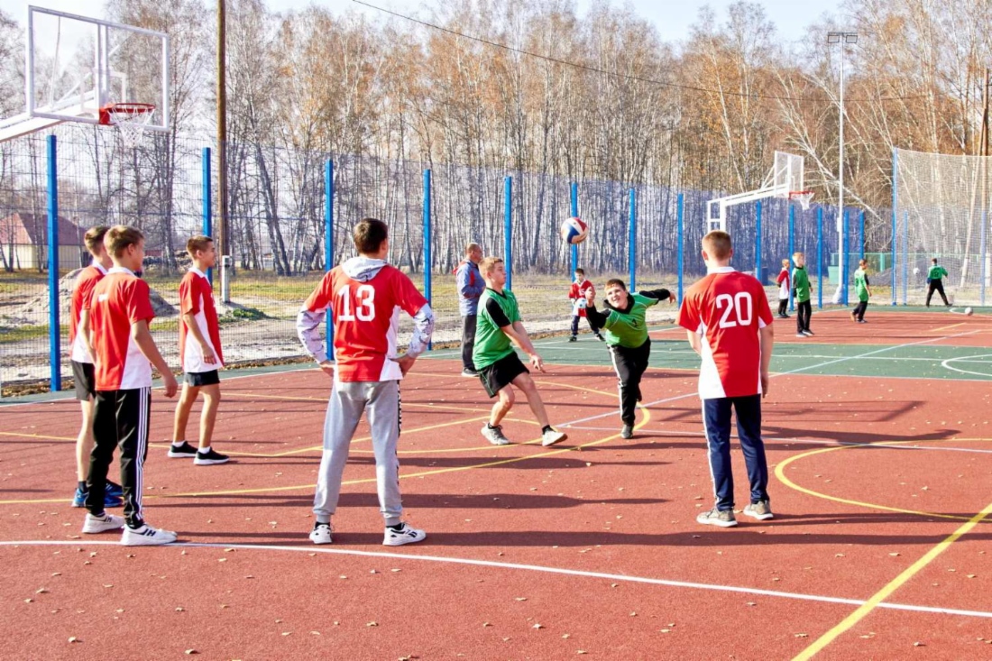 Первую игру на новом поле провели юные волейболисты