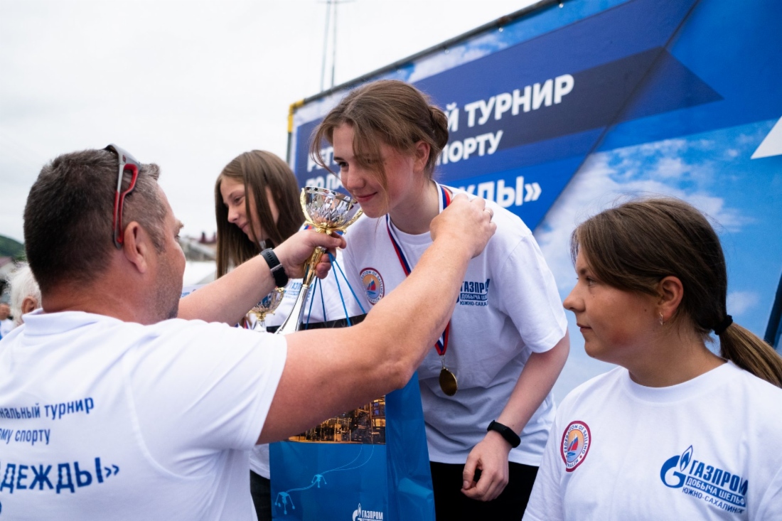 Награждение Полины Христниковой — победительницы «Парусов надежды» в номинации «Луч-Радиал», призерки и участницы ряда российских соревнований