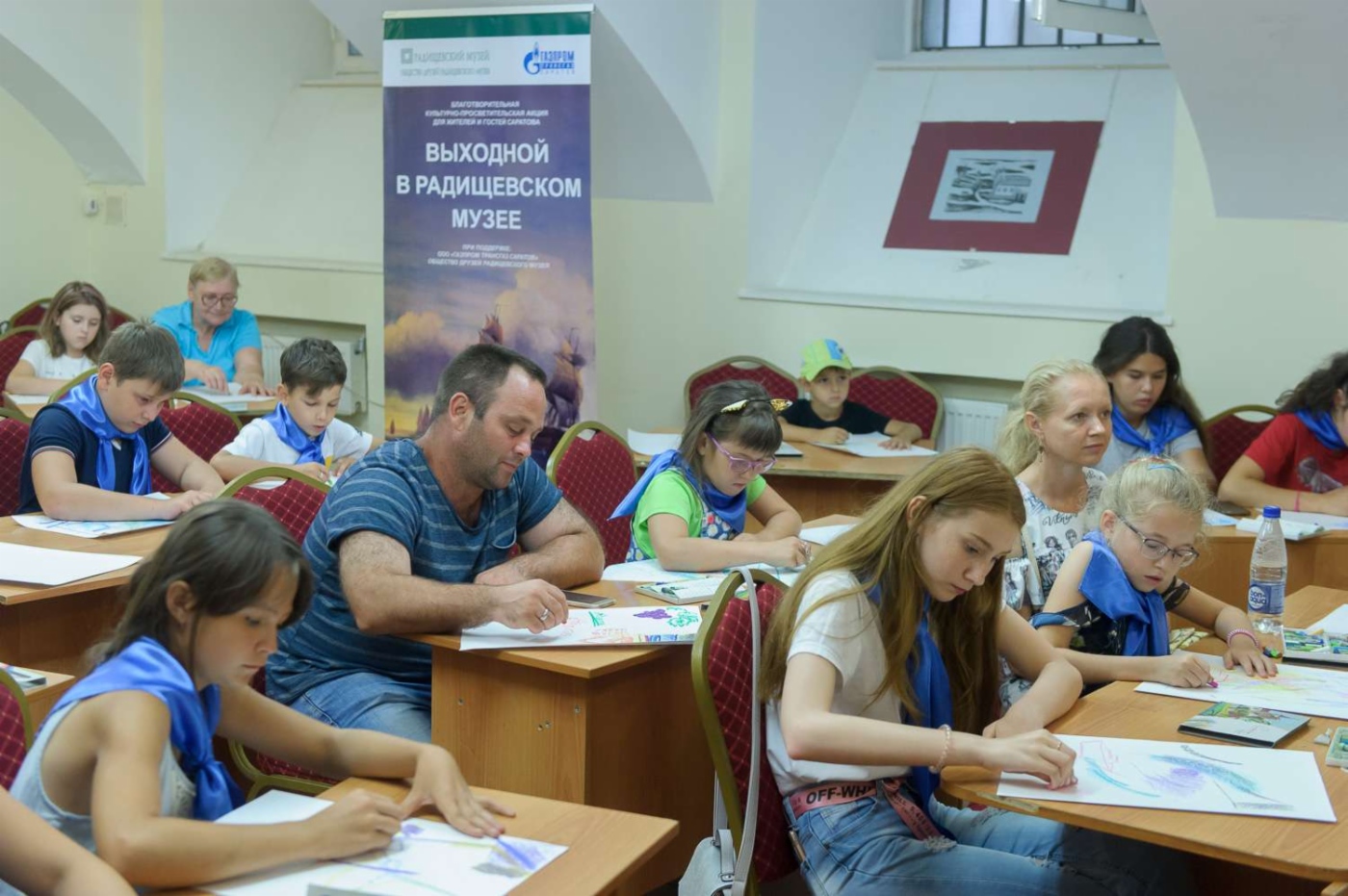 Помимо мастер-классов по лепке из глины, изготовлению венецианских масок и куклы-оберега «куватки», участники попробовали создать свои шедевры в творческой мастерской «Корабли Боголюбова»