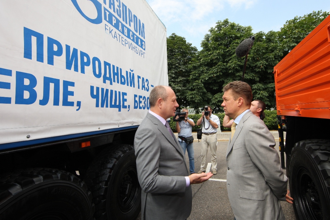 Виталий Маркелов и Алексей Миллер на выставке газобаллонных автомобилей на территории «Газпрома»
