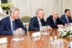 Член Исполнительного комитета Royal Dutch Shell Маартен Ветселаар во время рабочей встречи с Алексеем Миллером