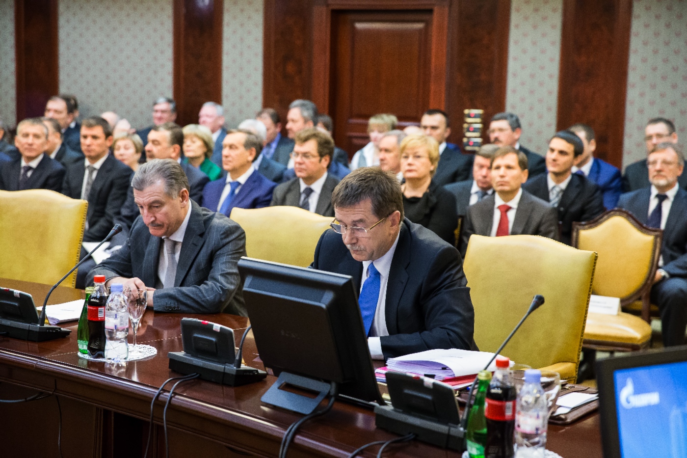 На переднем плане: заместитель Председателя Правления ОАО «Газпром» Александр Козлов и заместитель Председателя Правления ОАО «Газпром», генеральный директор Службы корпоративной защиты ОАО «Газпром» Сергей Хомяков