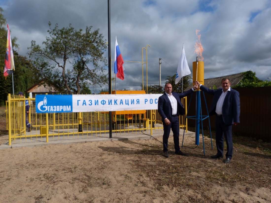 Символический факел зажигают генеральный директор АО «Газпром газораспределение Курск» Владимир Агафонов (слева) и глава Железногорского района Александр Фролков