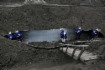 Представители постоянно действующей Комиссии ПАО «Газпром» по приемке новых видов трубной продукции производят осмотр трубы сразу после испытаний
