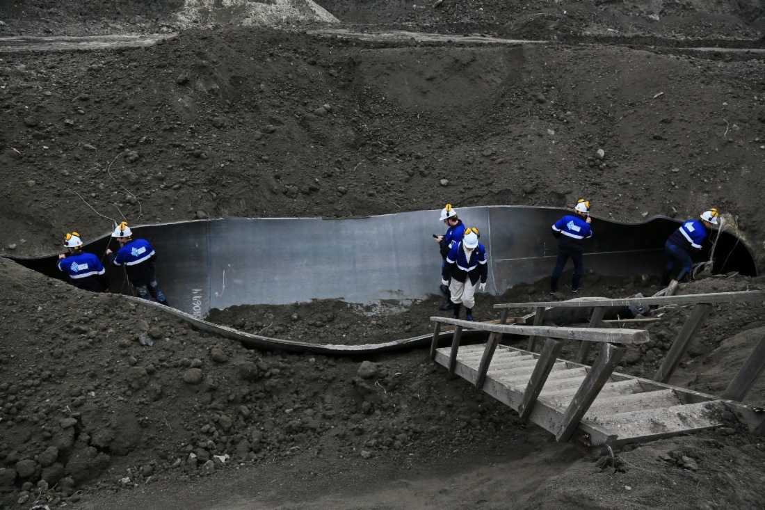 Представители постоянно действующей Комиссии ПАО «Газпром» по приемке новых видов трубной продукции производят осмотр трубы сразу после испытаний
