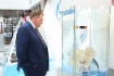 Первый заместитель генерального директора — главный инженер ООО «Газпром добыча Ноябрьск» Алексей Кононов знакомится с экспозицией