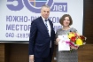 Александр Медведев (слева) вручил награды работникам компании