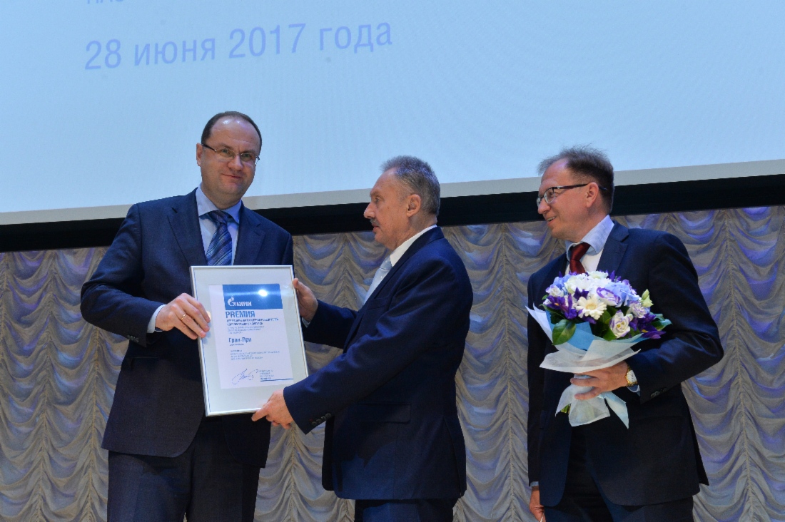 Гран-При Председателя Правления ПАО «Газпром» Алексея Миллера в социальном блоке удостоен проект ООО «Газпром трансгаз Москва» «Международная военно-патриотическая акция „Вахта памяти“». На фото — генеральный директор ООО «Газпром трансгаз Москва» Александр Бабаков, начальник Департамента ПАО «Газпром» Александр Беспалов и начальник службы по связям с общественностью и СМИ ООО «Газпром трансгаз Москва» Константин Мисяутов