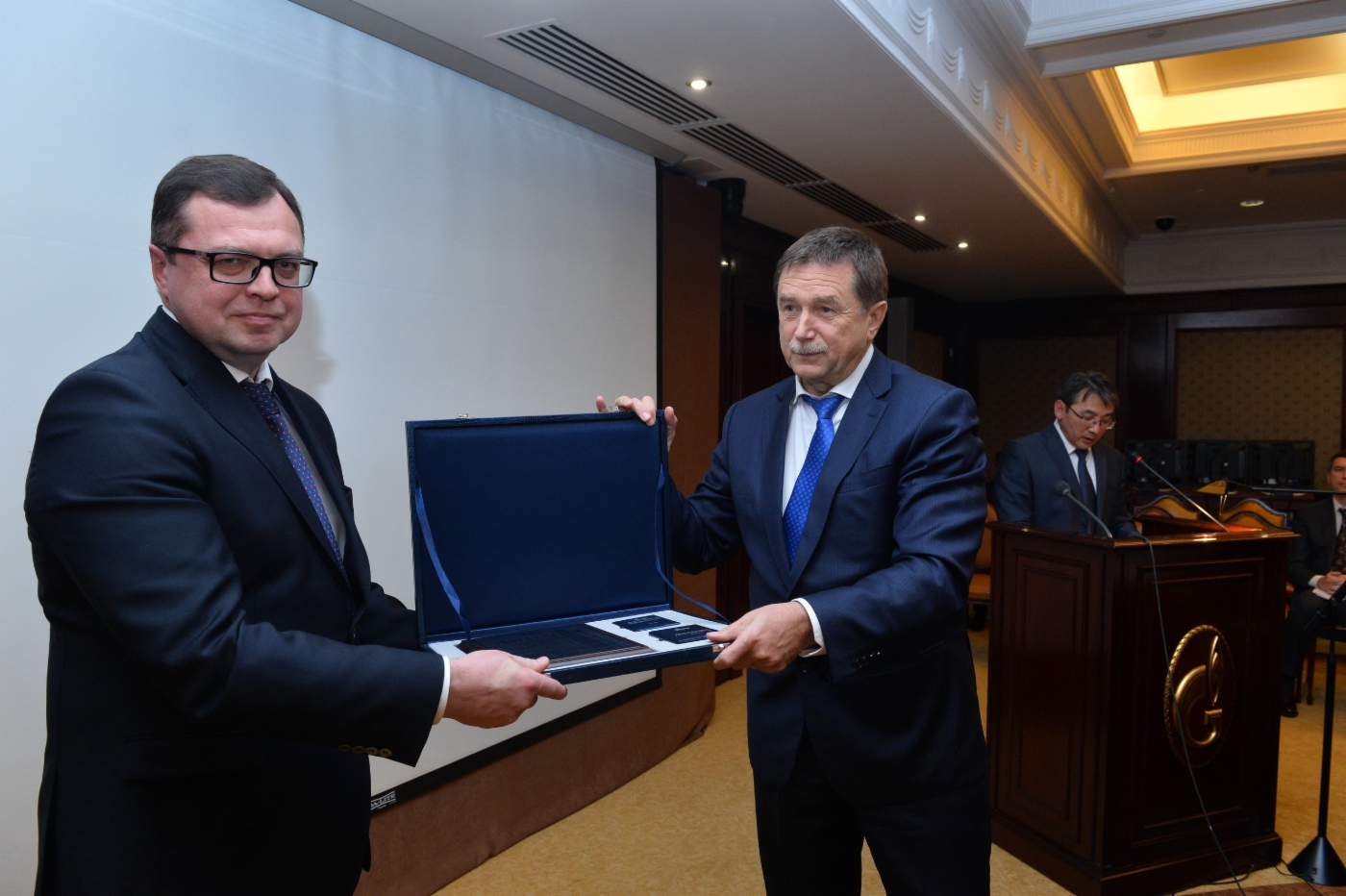 Сергей Хомяков (справа) поздравил начальник отдела организации и контроля строительства скважин ООО «Газпром добыча Надым» Константина Попова с присуждением премии