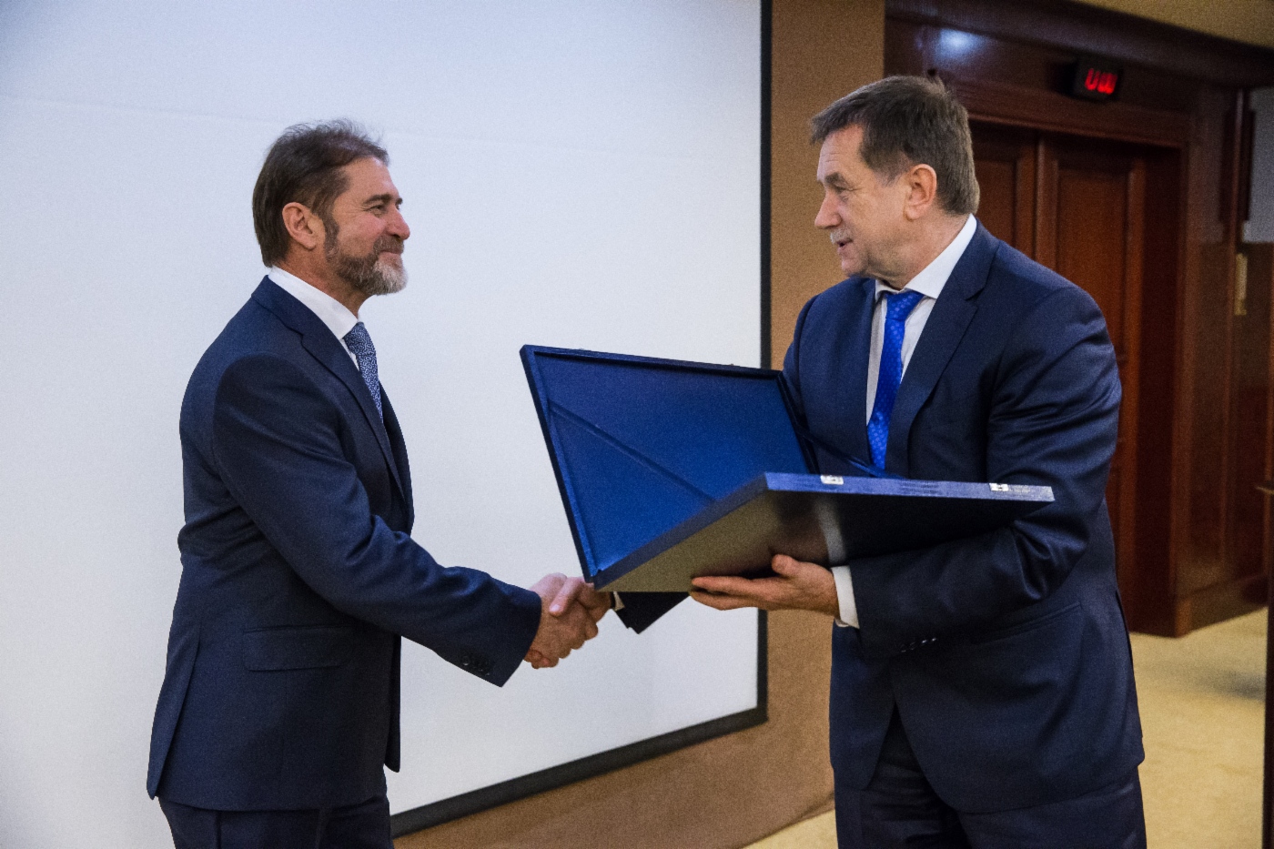 Сергей Хомяков (справа) поздравил заместителя генерального директора по науке ООО «Газпром ВНИИГАЗ» Валерия Воронина, руководителя работы «Разработка и внедрение инновационной системы оценки работоспособности кольцевых сварных соединений магистральных газопроводов ОАО „Газпром“» с присуждением премии