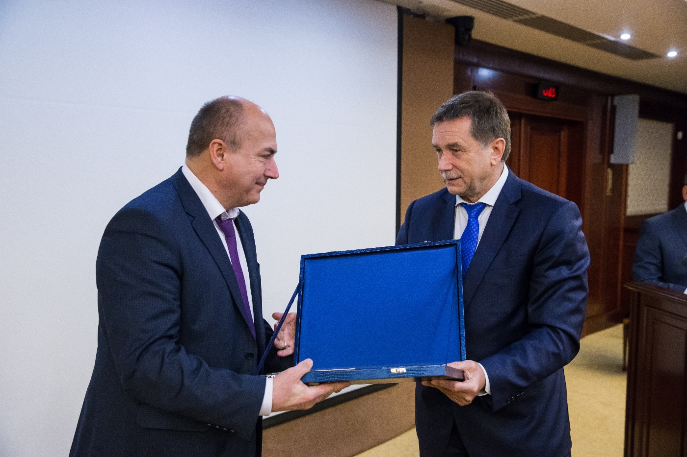 Сергей Хомяков (справа) поздравил заместителя директора центра управления техническим состоянием и целостностью ГТС ООО «Газпром ВНИИГАЗ» Виктора Силкина с присуждением премии