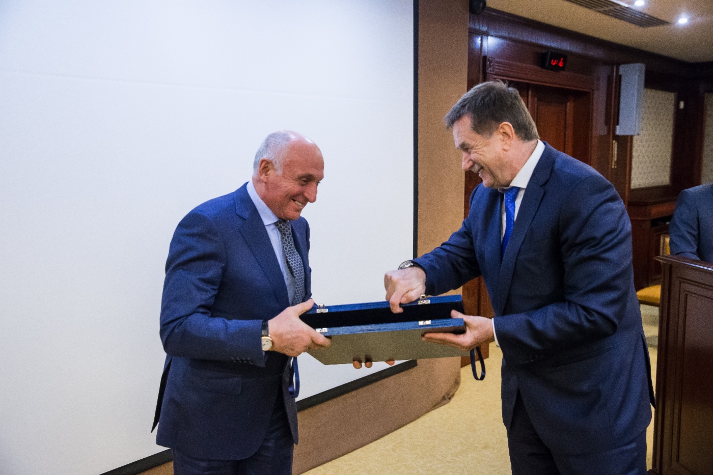 Сергей Хомяков (справа) поздравил первого Вице-президента ООО «Стройгазконсалтинг» Вячеслава Соркина с присуждением премии