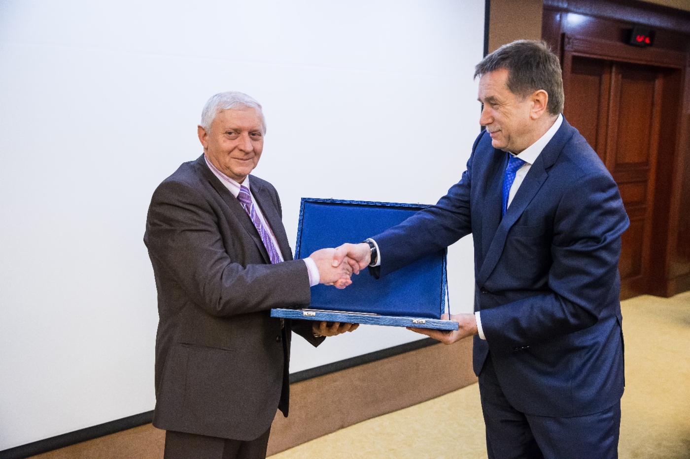 Сергей Хомяков (справа) поздравил заместителя главного инженера по эксплуатации Управления «Уралавтогаз» филиала ООО «Газпром трансгаз Екатеринбург» Владимира Аверкова с присуждением премии