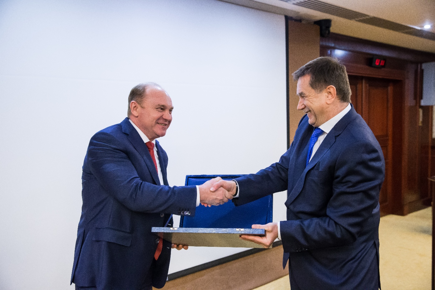 Сергей Хомяков (справа) поздравил генерального директора ООО «Газпром трансгаз Югорск» Петра Созонова с присуждением премии