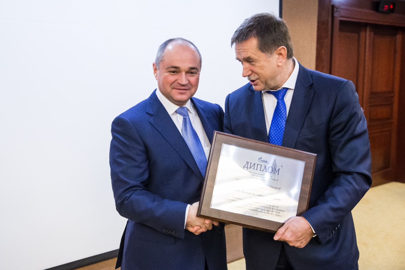 Сергей Хомяков (справа) поздравил генерального директора ООО «Газпром добыча Надым» Сергея Меньшикова с присуждением премии