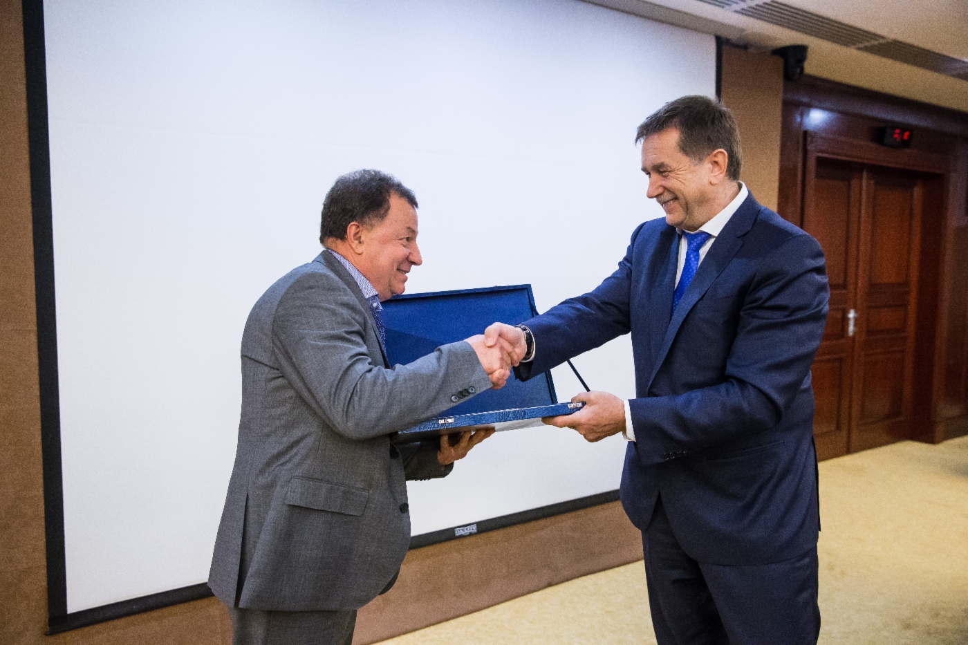 Сергей Хомяков (справа) поздравил главного технолога технологического отдела Департамента по добыче газа, газового конденсата, нефти ОАО «Газпром» Владимира Чернухина с присуждением премии