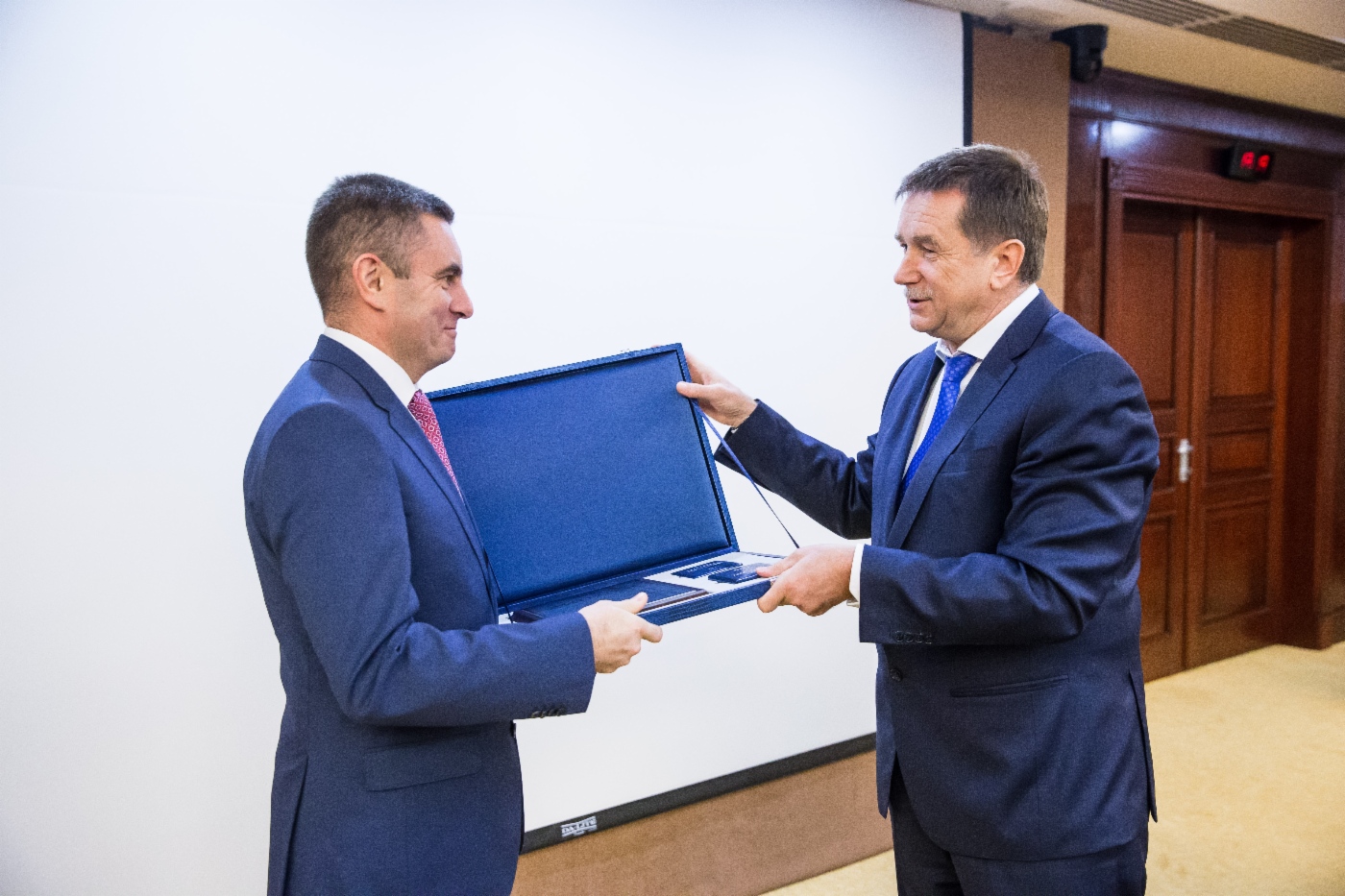Сергей Хомяков (справа) поздравил заместителя генерального директора — главного инженера ООО «Газпром трансгаз Уфа» Рустема Усманова с присуждением премии