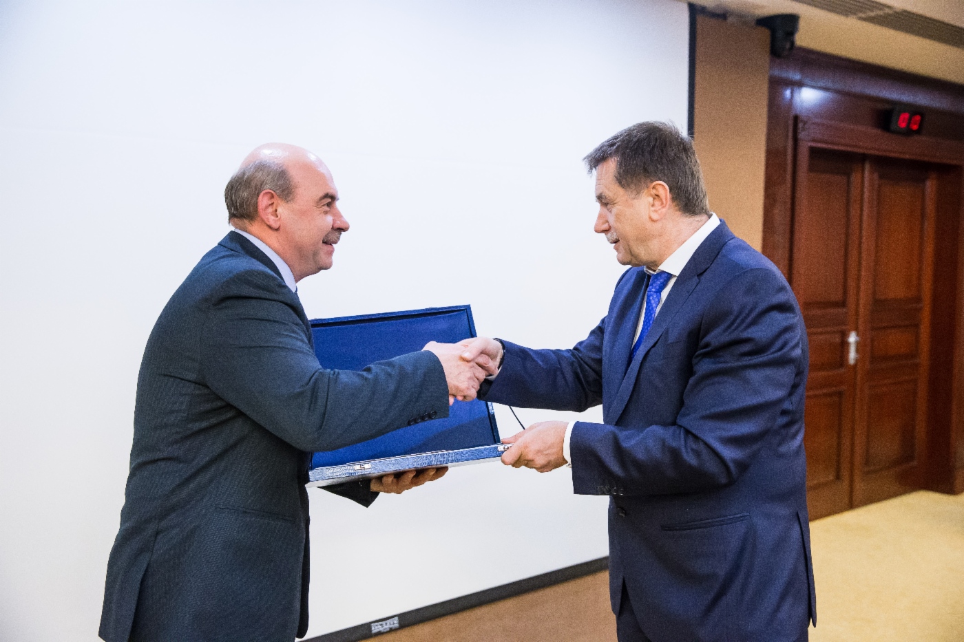 Сергей Хомяков (справа) поздравил руководителя лаборатории оценки дефектов ЗАО «НПО „Спецнефтегаз“» Сергея Ваулина с присуждением премии