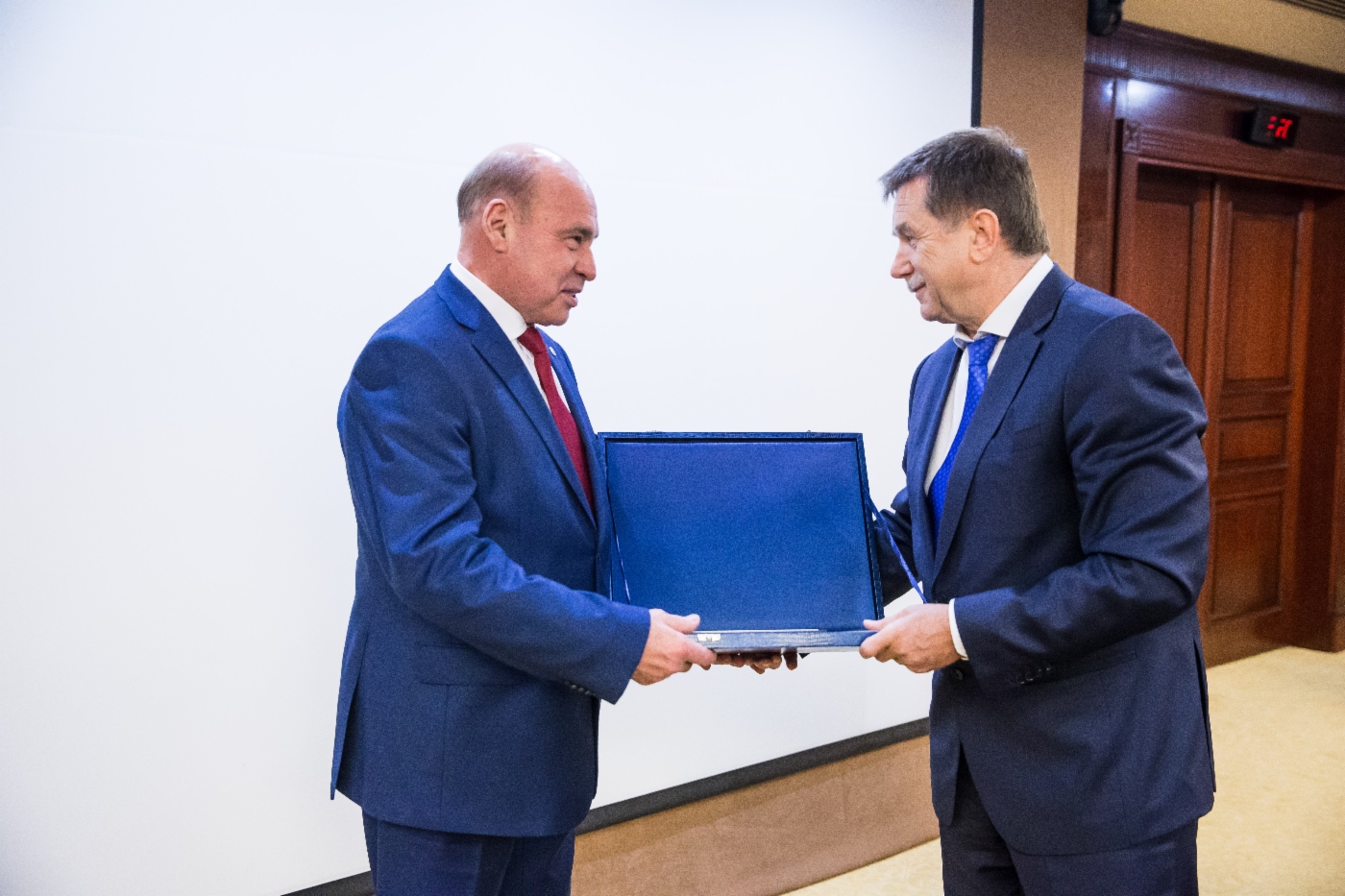 Сергей Хомяков (справа) поздравил советника генерального директора по науке ОАО «Оргэнергогаз» Назара Халлыева с присуждением премии