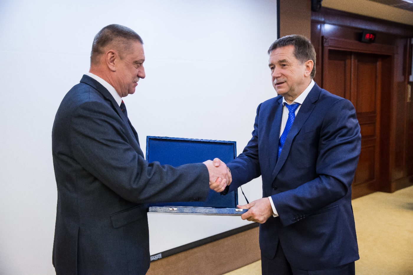 Сергей Хомяков (справа) поздравил начальника технического отдела ООО «Газпром трансгаз Ухта» Сергея Аленникова с присуждением премии