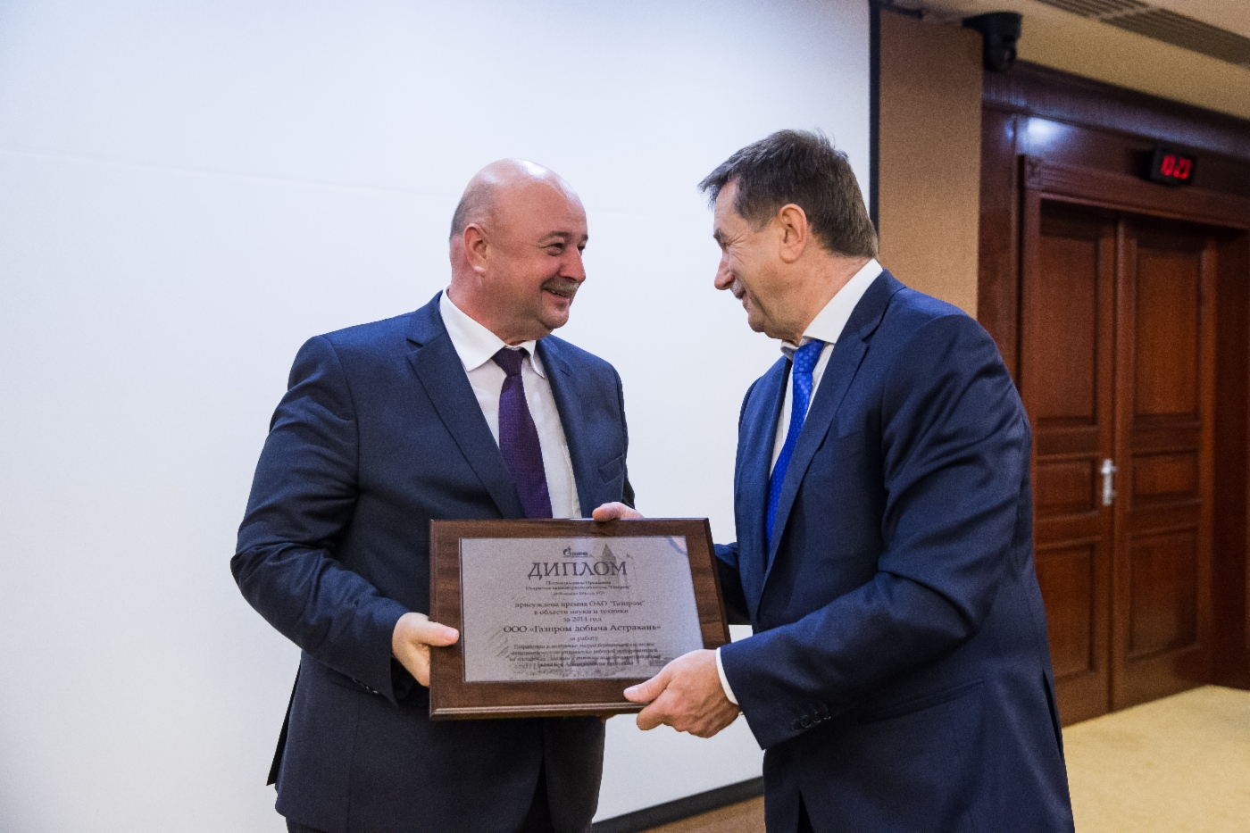 Сергей Хомяков (справа) поздравил генерального директора ООО «Газпром добыча Астрахань» Сергея Михайленко с присуждением премии
