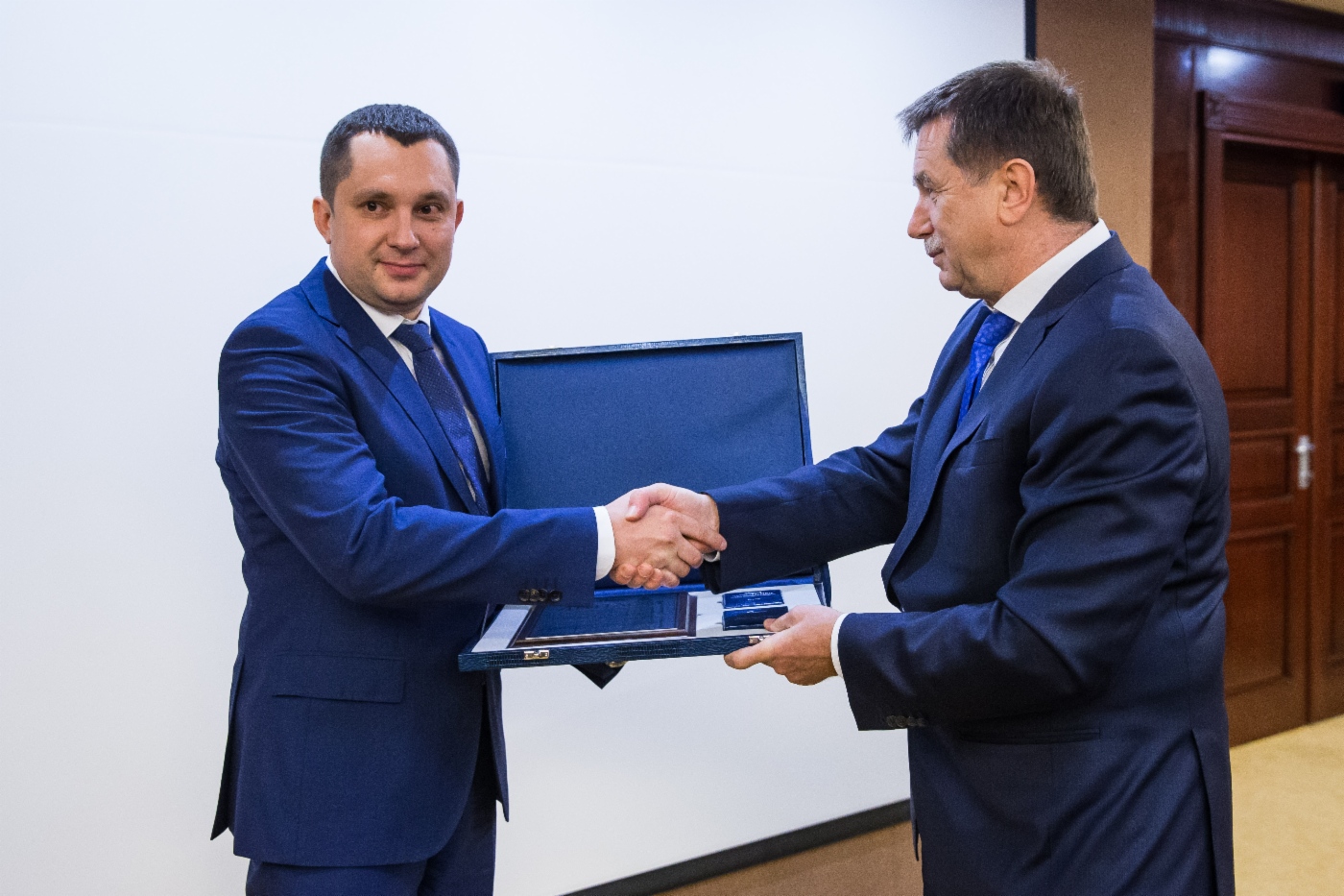 Сергей Хомяков (справа) поздравил начальника производственного отдела по добыче газа, газового конденсата ООО «Газпром добыча Астрахань» Вячеслава Васильева с присуждением премии