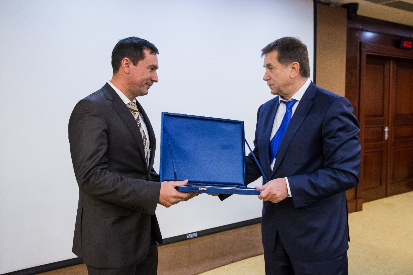 Сергей Хомяков (справа) поздравил главного прибориста — начальника производственного отдела автоматизации, метрологического обеспечения и связи ООО «Газпром добыча Астрахань» Владимира Кожакина с присуждением премии
