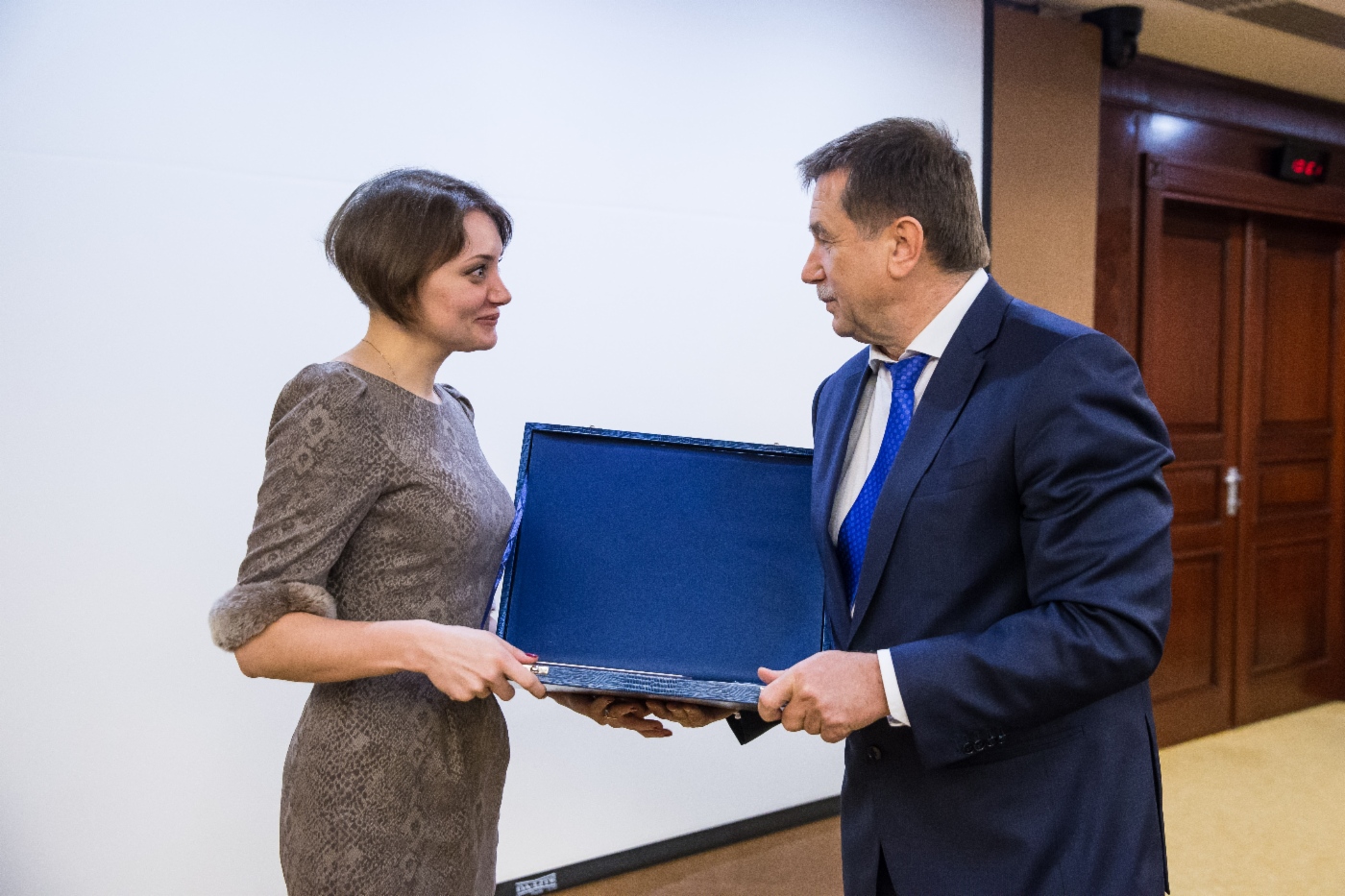 Сергей Хомяков (справа) поздравил заведующую отделом методологии управления активами ООО «НИИгазэкономика» Ольгу Кириченко с присуждением премии