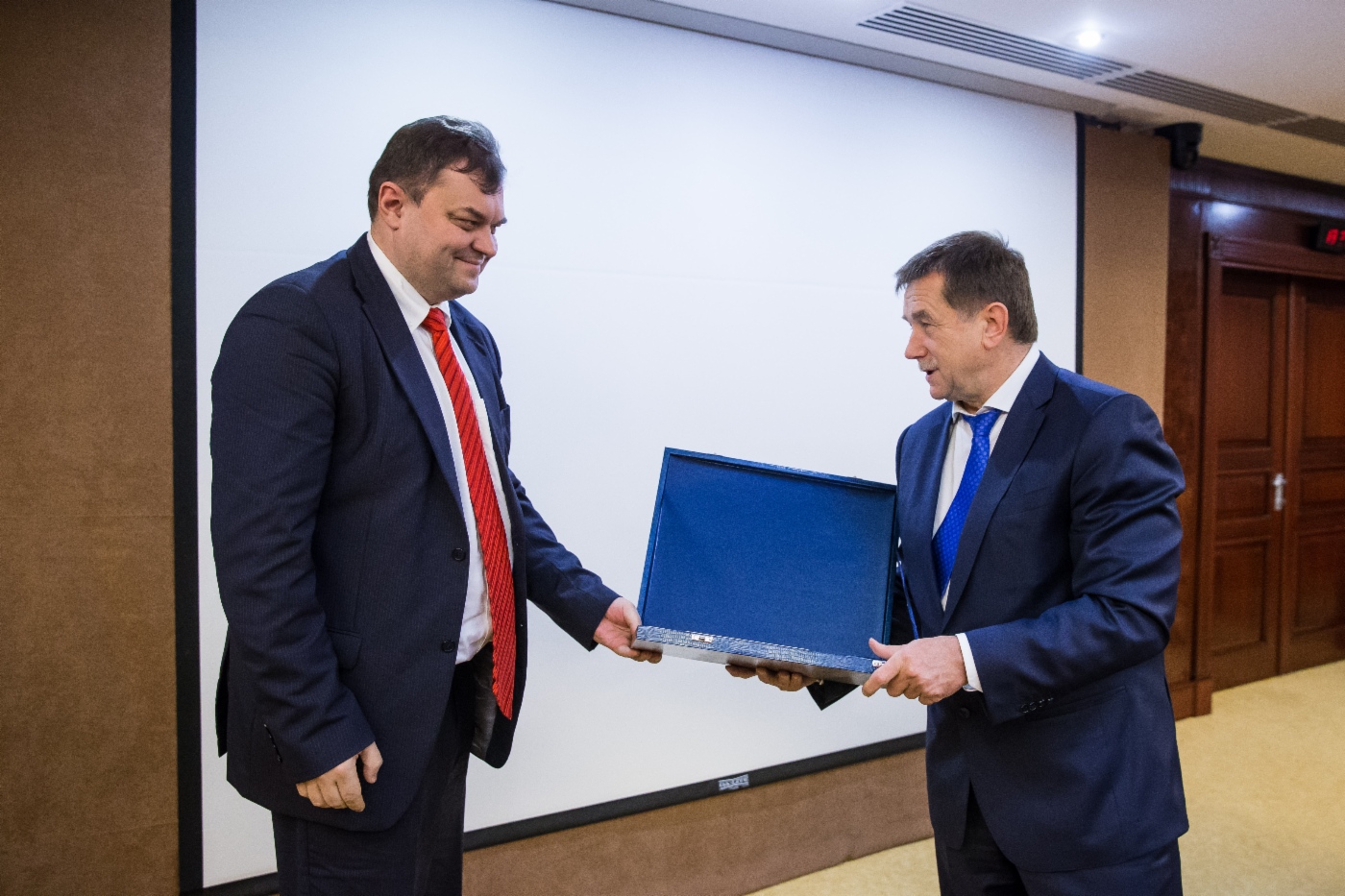 Сергей Хомяков (справа) поздравил заместителя генерального директора по науке ООО «НИИгазэкономика» Алексея Комзолова с присуждением премии
