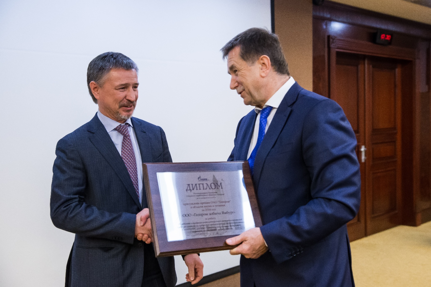 Сергей Хомяков (справа) поздравил генерального директора ООО «Газпром добыча Ямбург» Олега Андреева с присуждением премии