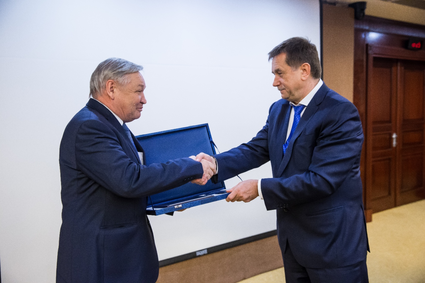 Сергей Хомяков (справа) поздравил заместителя генерального директора по производству ООО «Газпром добыча Ямбург» Баязетдина Ахметшина с присуждением премии