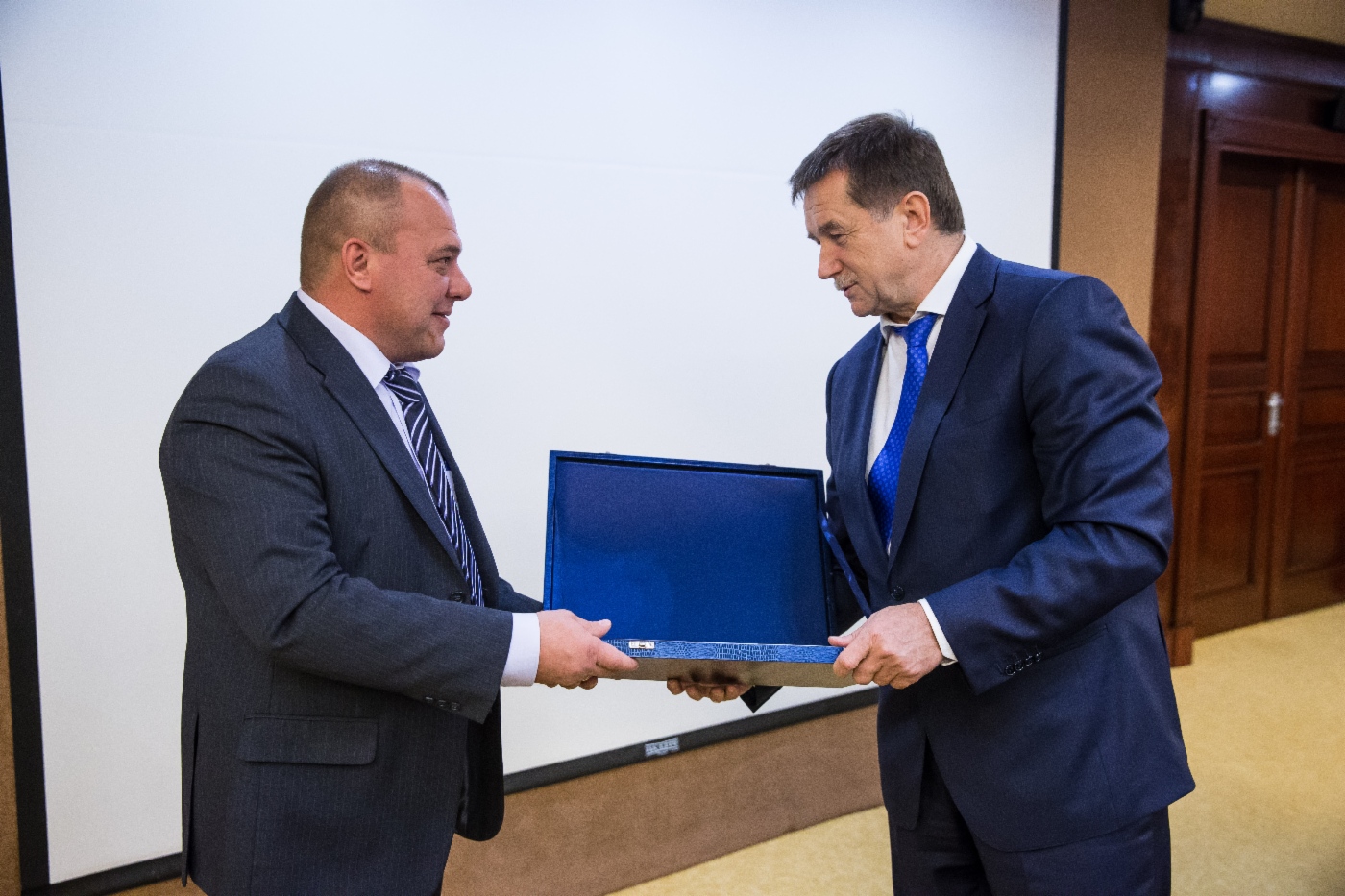 Сергей Хомяков (справа) поздравил начальника филиала «Газопромысловое управление» ООО «Газпром добыча Ямбург» Александра Дьяконова с присуждением премии