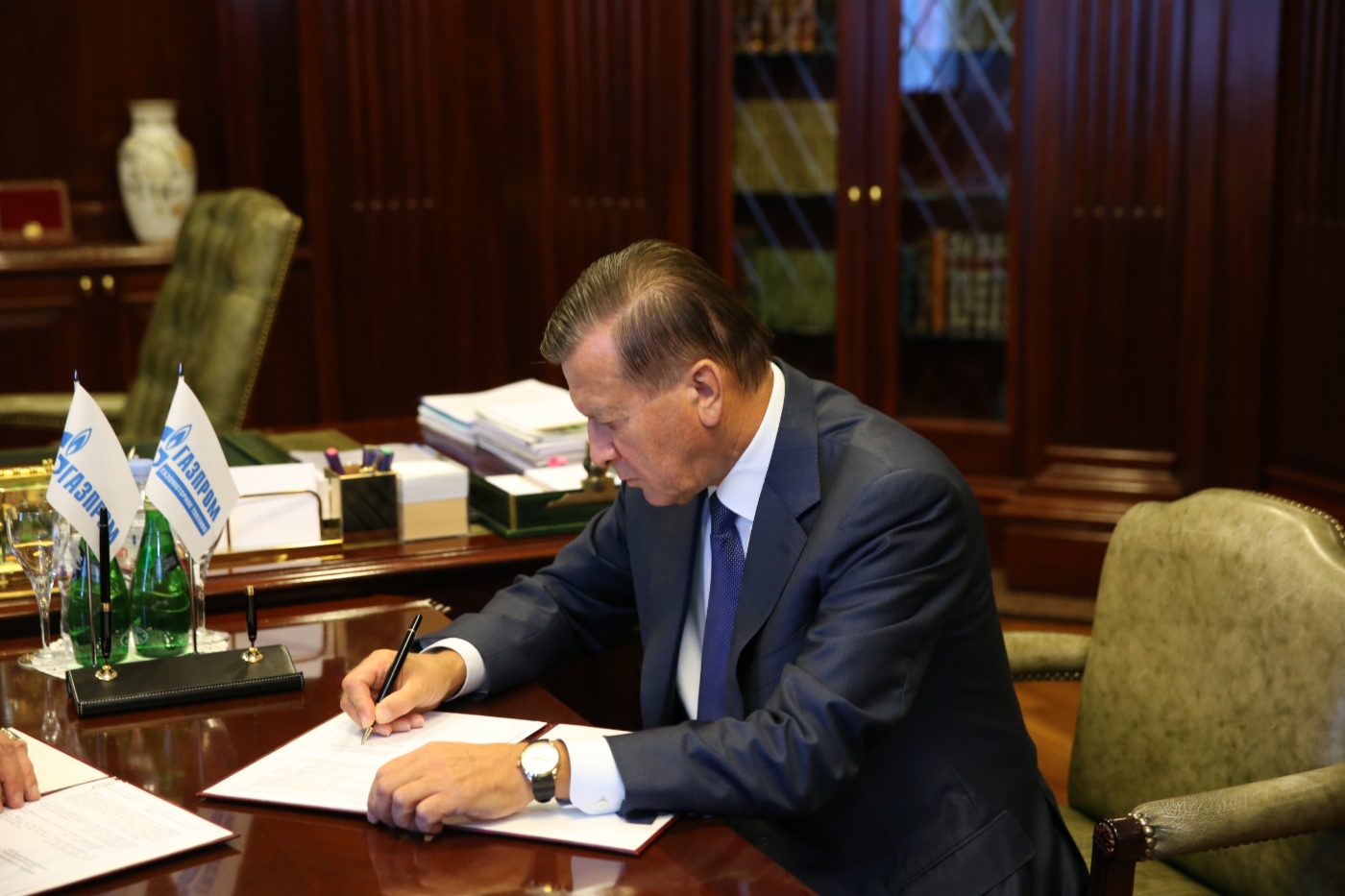 Виктор Зубков во время подписания Меморандума в области использования природного газа в качестве моторного топлива с ООО «Либхерр-Русланд»