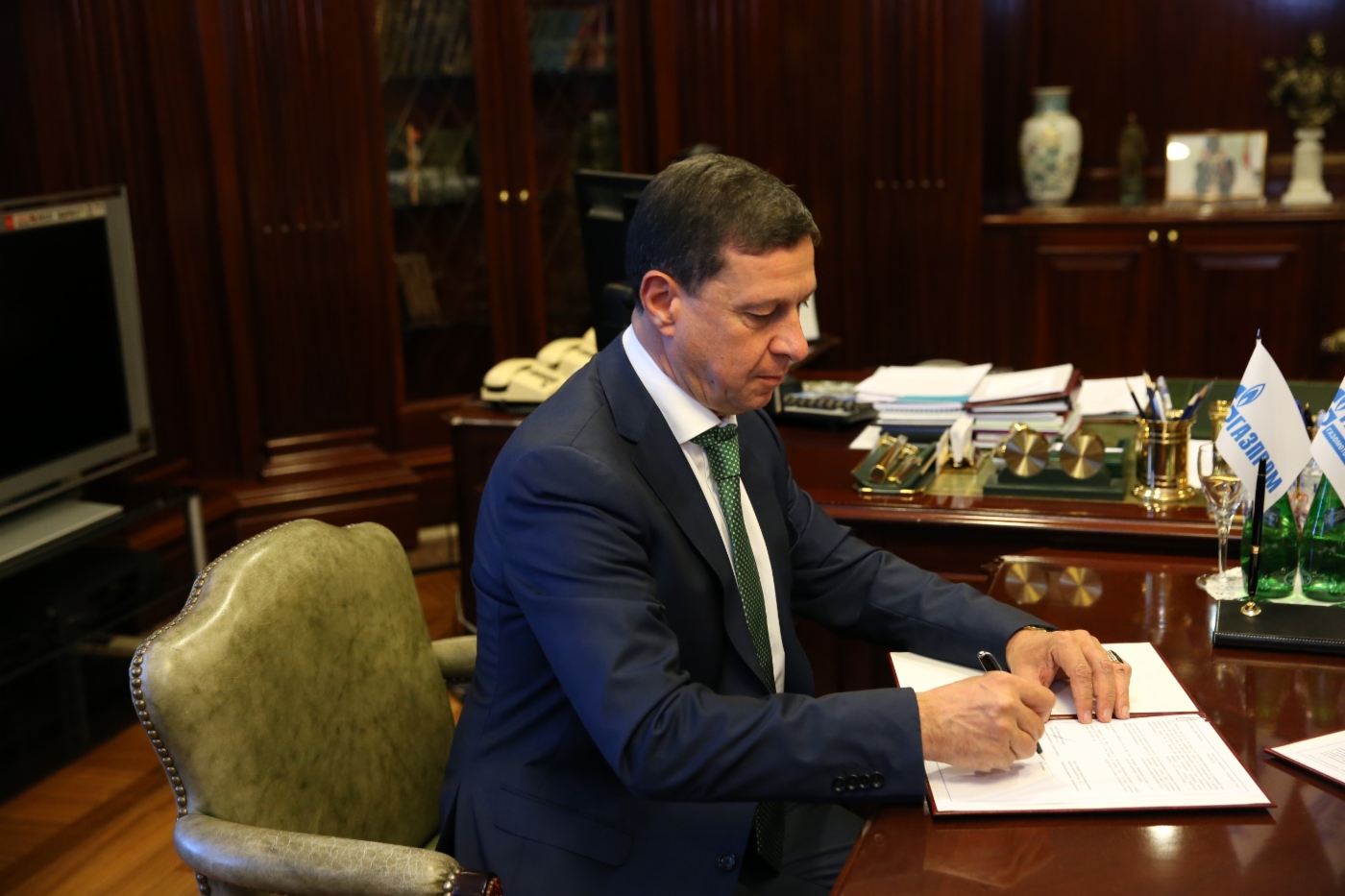 Во время подписания Меморандума в области использования природного газа в качестве моторного топлива с ООО «Либхерр-Русланд»