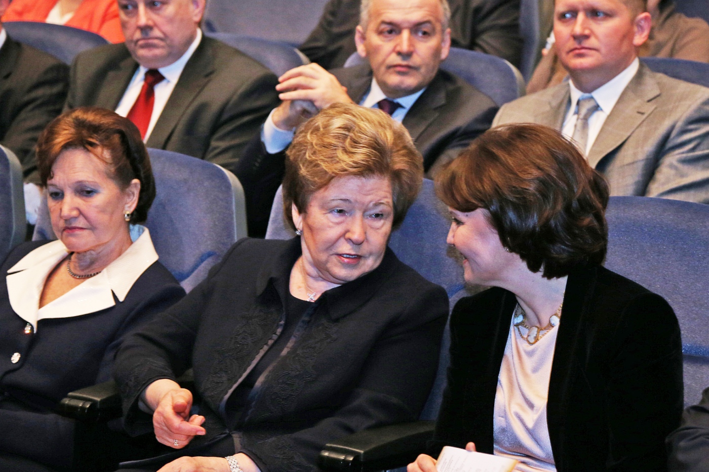Наина Ельцина (в центре)