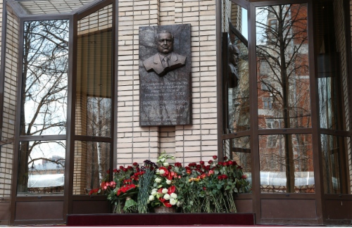 Мемориальная доска, открытая к 75-летию со дня рождения Виктора Черномырдина на здании бывшего Министерства газовой промышленности на улице Строителей