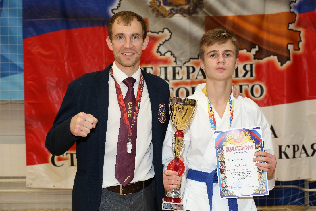 Арсений Костин (справа) — победитель чемпионата